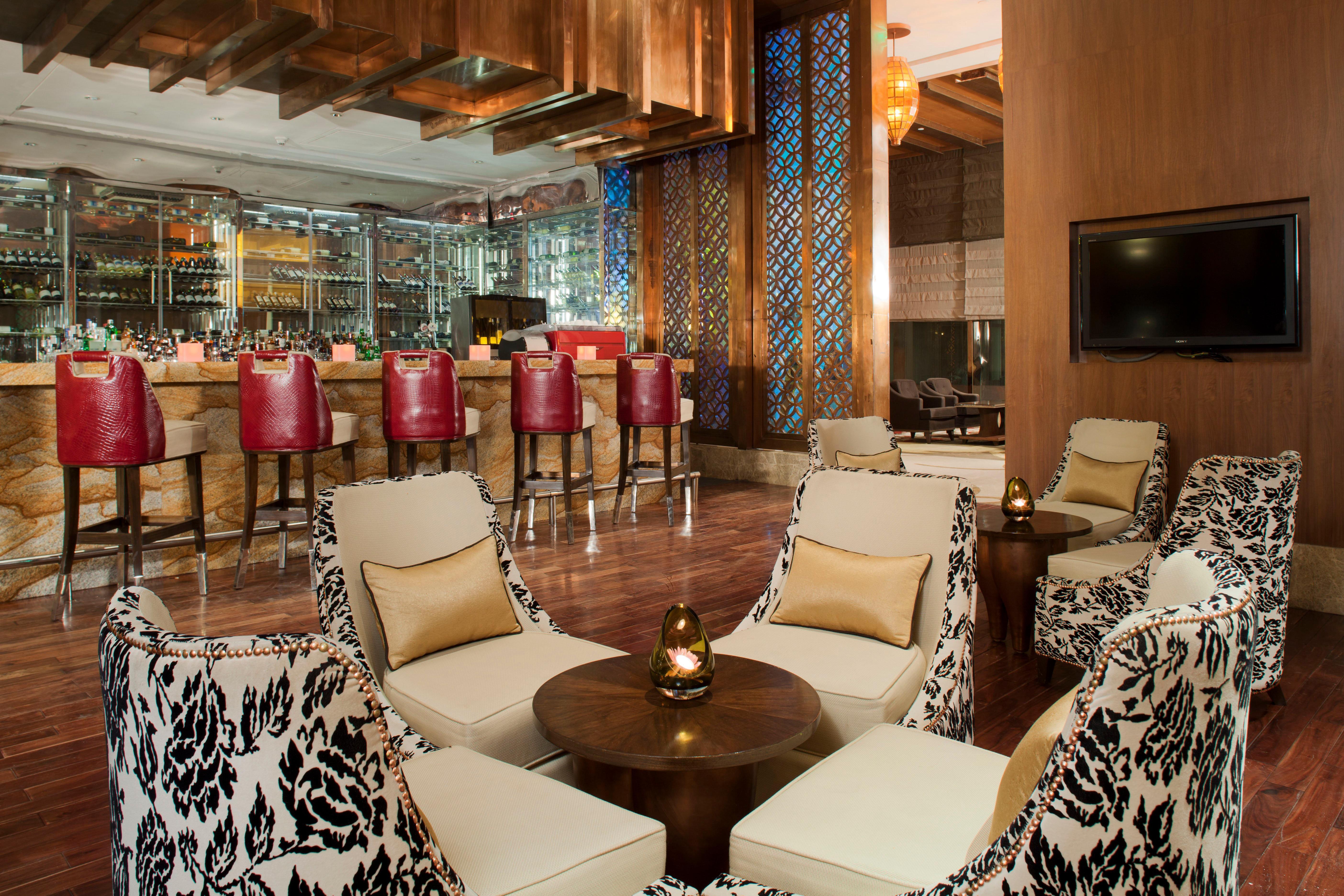Hotel Crowne Plaza New Delhi Okhla By Ihg Restaurant foto The bar at the hotel